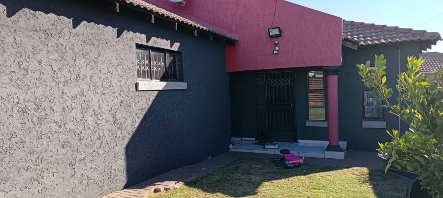 3 Bedroom Property for Sale in Blue Hills AH Gauteng