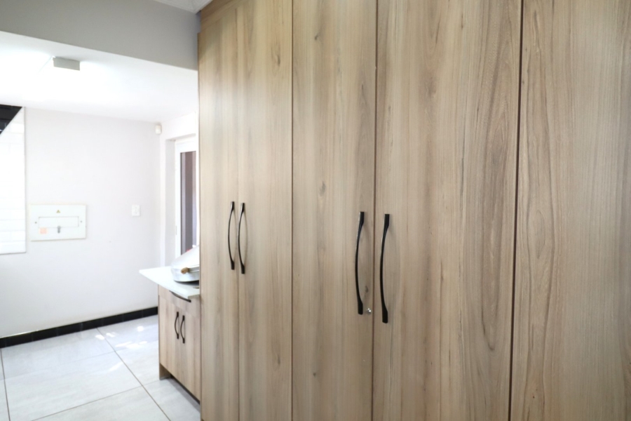 5 Bedroom Property for Sale in Waterkloof Ridge Gauteng