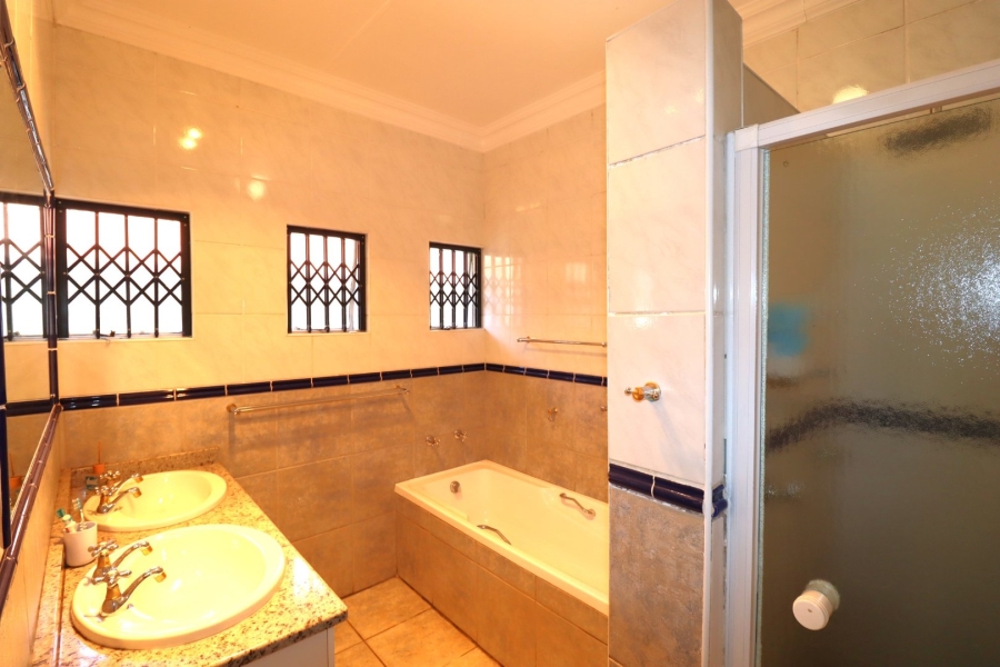 5 Bedroom Property for Sale in Waterkloof Ridge Gauteng