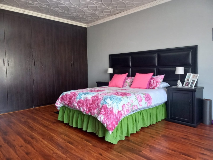 5 Bedroom Property for Sale in Geluksdal Gauteng