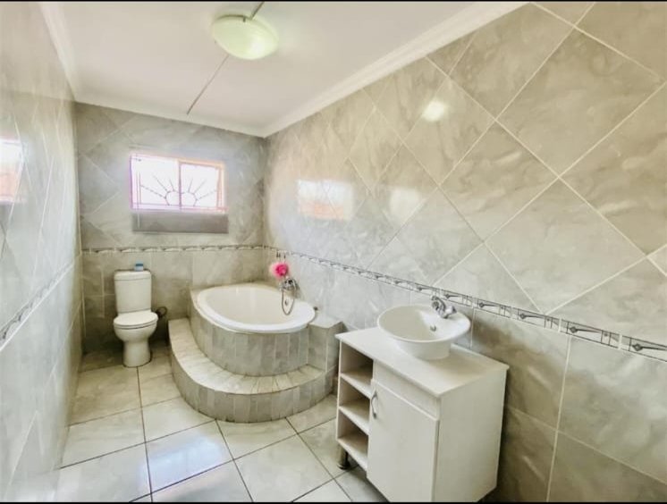5 Bedroom Property for Sale in Geluksdal Gauteng