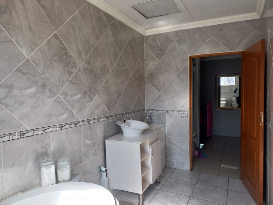 5 Bedroom Property for Sale in Geluksdal Gauteng