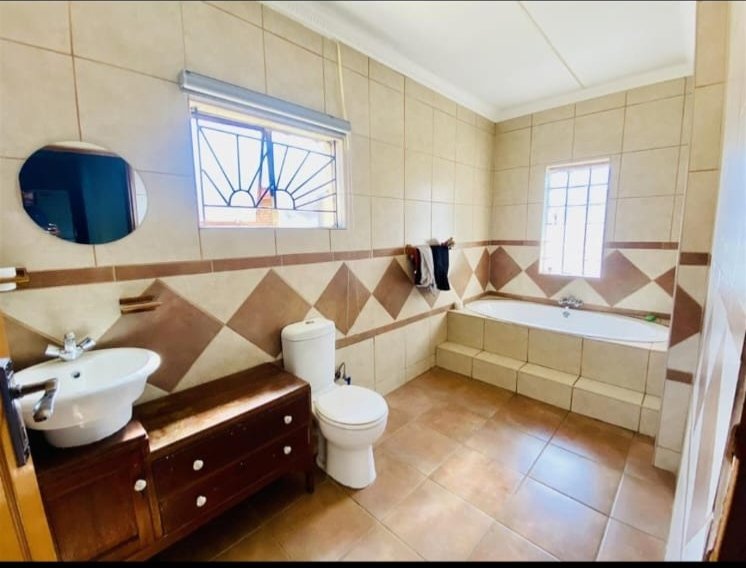 5 Bedroom Property for Sale in Geluksdal Gauteng