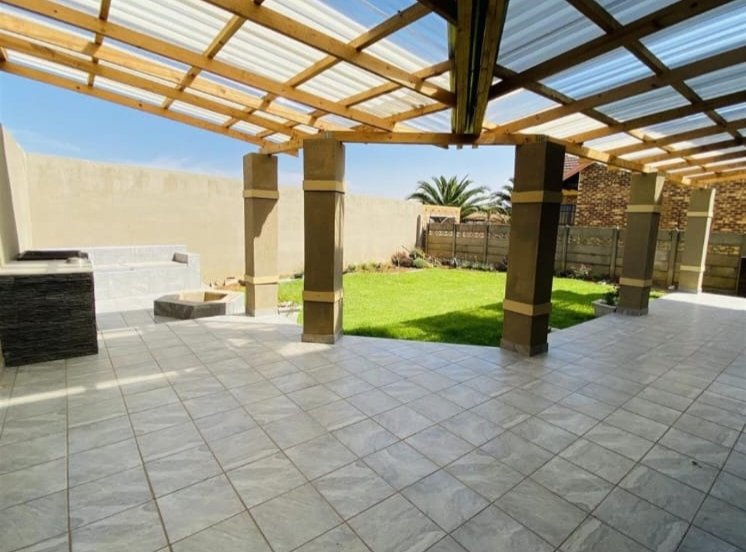 5 Bedroom Property for Sale in Geluksdal Gauteng