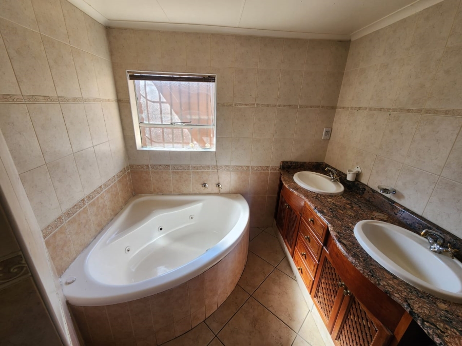 To Let 4 Bedroom Property for Rent in Bassonia Gauteng