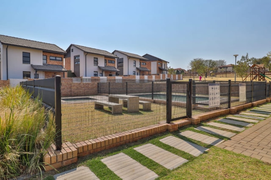 3 Bedroom Property for Sale in Rooihuiskraal North Gauteng