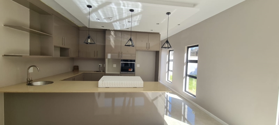 4 Bedroom Property for Sale in Blue Hills Gauteng