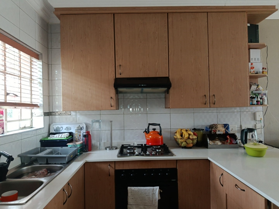 To Let 3 Bedroom Property for Rent in Heuwelsig Estate Gauteng
