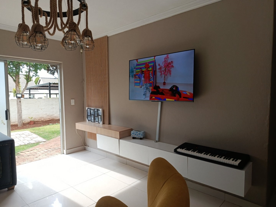 To Let 3 Bedroom Property for Rent in Heuwelsig Estate Gauteng