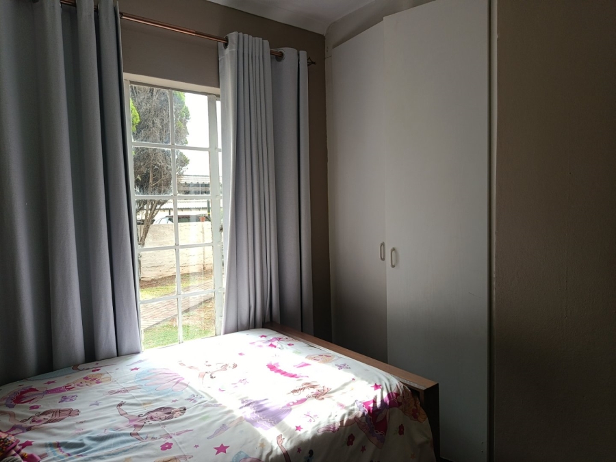 To Let 3 Bedroom Property for Rent in Heuwelsig Estate Gauteng