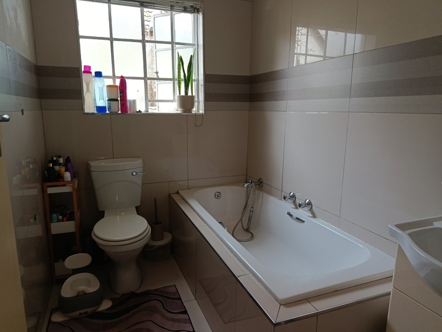 To Let 3 Bedroom Property for Rent in Heuwelsig Estate Gauteng