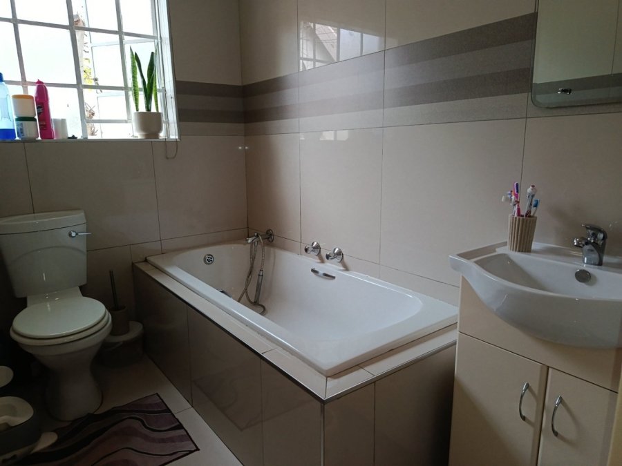 To Let 3 Bedroom Property for Rent in Heuwelsig Estate Gauteng