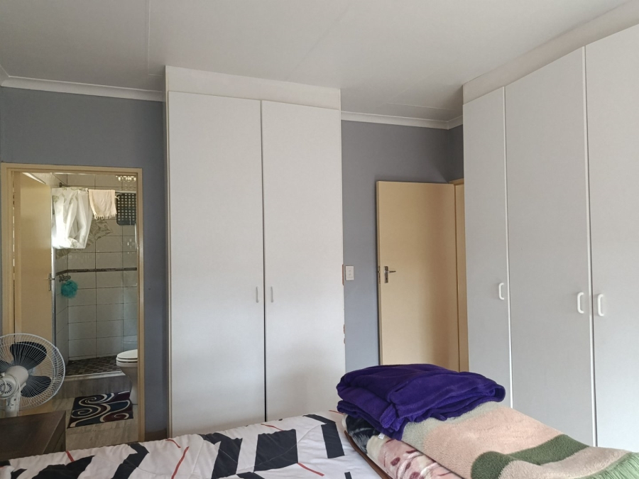 To Let 3 Bedroom Property for Rent in Heuwelsig Estate Gauteng