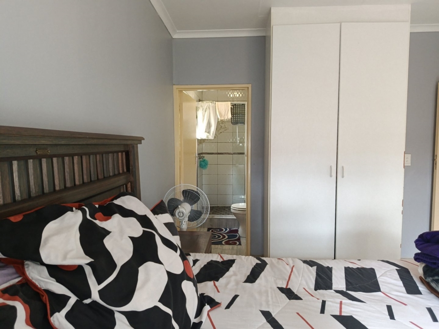 To Let 3 Bedroom Property for Rent in Heuwelsig Estate Gauteng