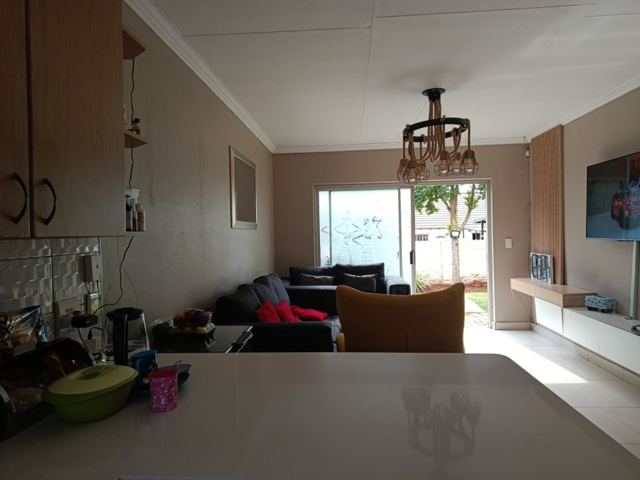 To Let 3 Bedroom Property for Rent in Heuwelsig Estate Gauteng