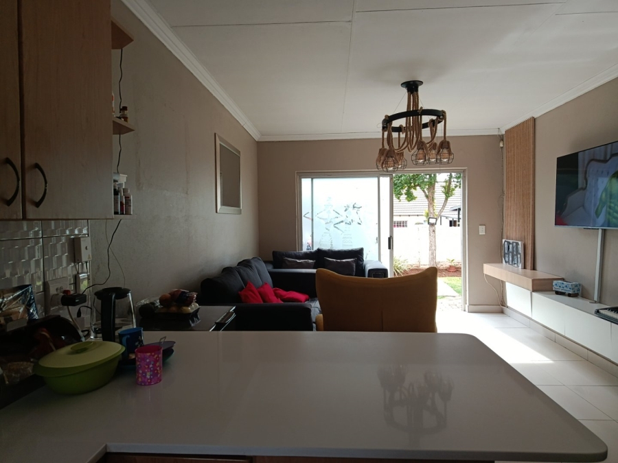 To Let 3 Bedroom Property for Rent in Heuwelsig Estate Gauteng