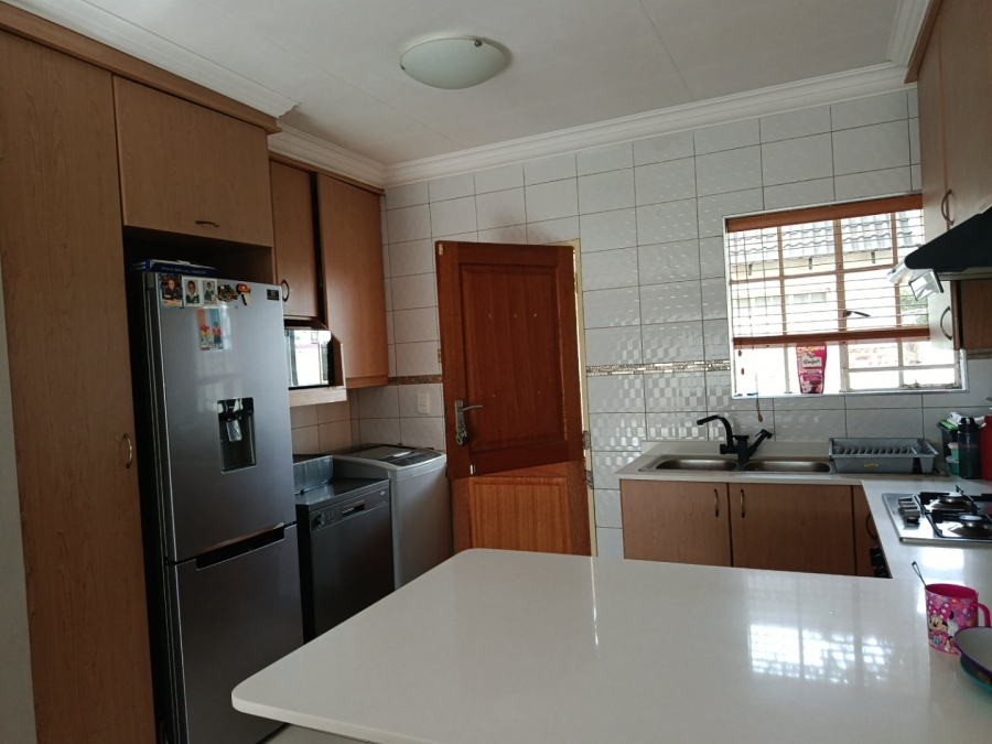 To Let 3 Bedroom Property for Rent in Heuwelsig Estate Gauteng