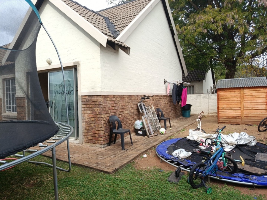 To Let 3 Bedroom Property for Rent in Heuwelsig Estate Gauteng