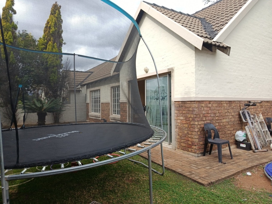 To Let 3 Bedroom Property for Rent in Heuwelsig Estate Gauteng
