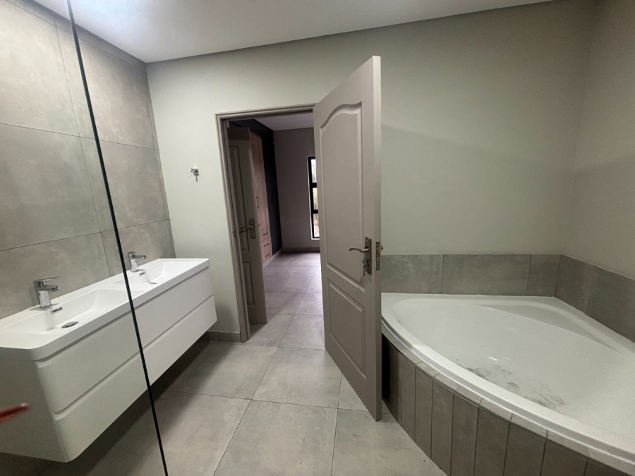 3 Bedroom Property for Sale in Die Hoewes Gauteng
