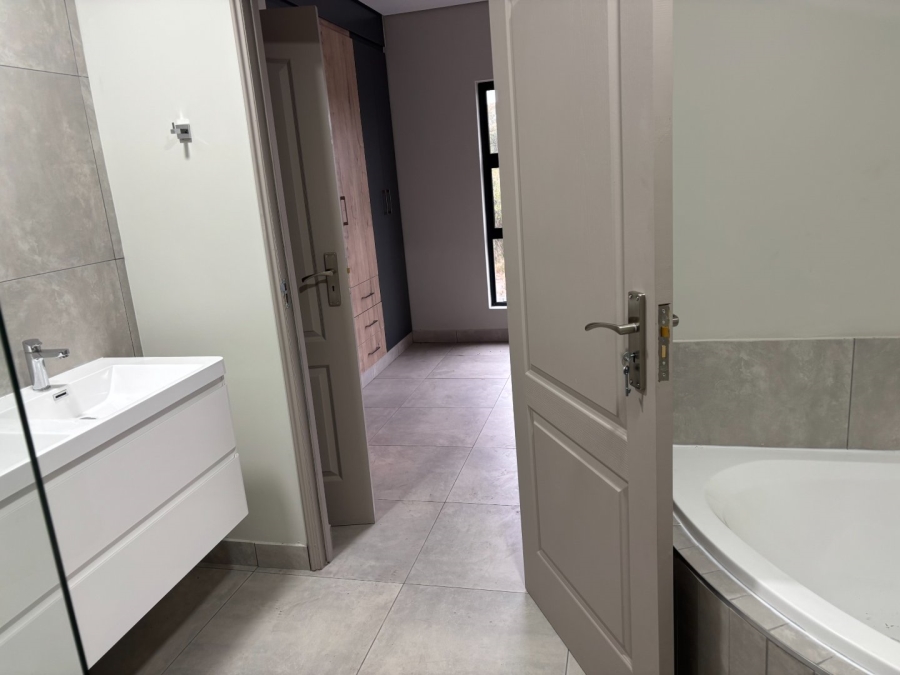 3 Bedroom Property for Sale in Die Hoewes Gauteng