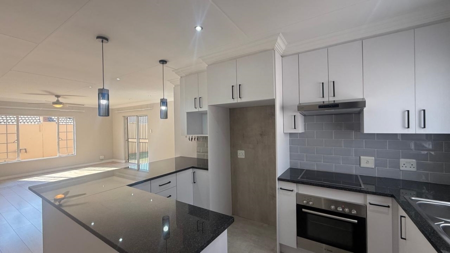 2 Bedroom Property for Sale in Rooihuiskraal North Gauteng