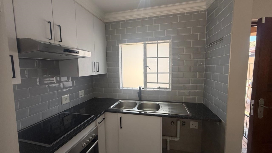 2 Bedroom Property for Sale in Rooihuiskraal North Gauteng