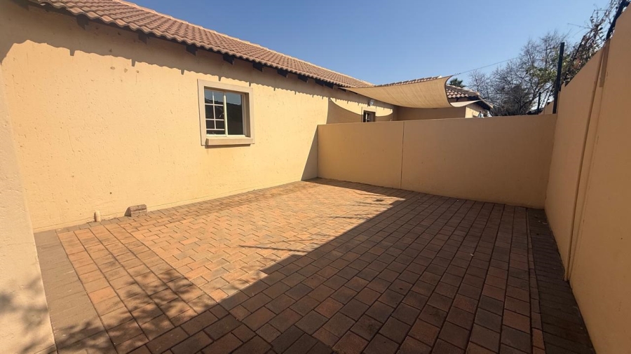 2 Bedroom Property for Sale in Rooihuiskraal North Gauteng