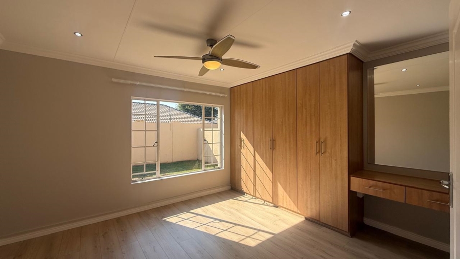 2 Bedroom Property for Sale in Rooihuiskraal North Gauteng