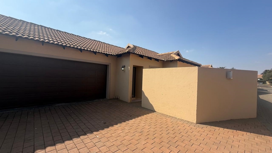 2 Bedroom Property for Sale in Rooihuiskraal North Gauteng
