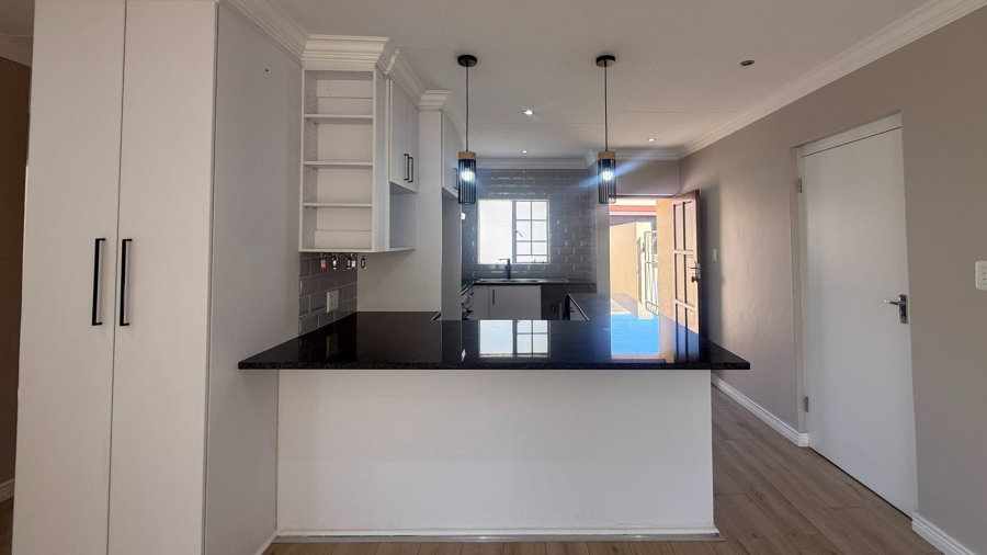 2 Bedroom Property for Sale in Rooihuiskraal North Gauteng
