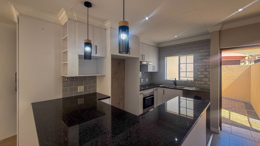 2 Bedroom Property for Sale in Rooihuiskraal North Gauteng
