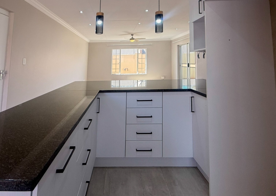 2 Bedroom Property for Sale in Rooihuiskraal North Gauteng
