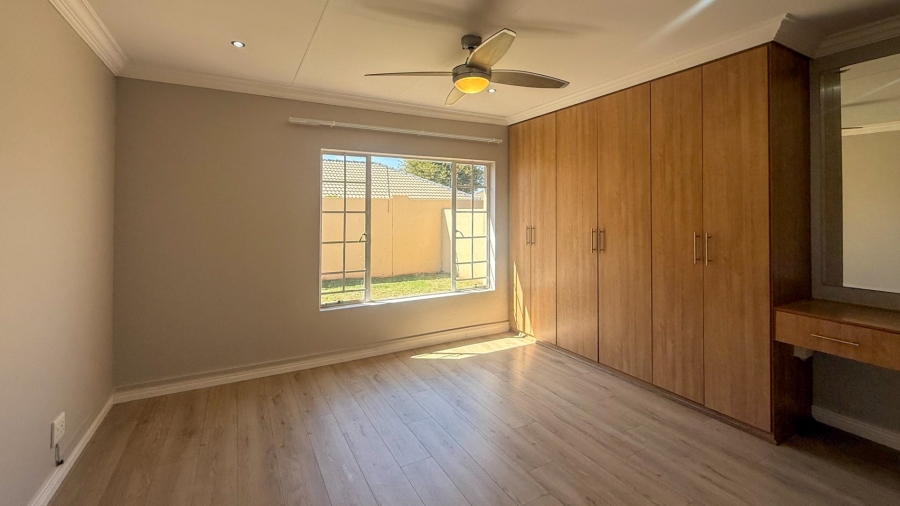 2 Bedroom Property for Sale in Rooihuiskraal North Gauteng