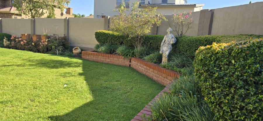 4 Bedroom Property for Sale in Rooihuiskraal North Gauteng