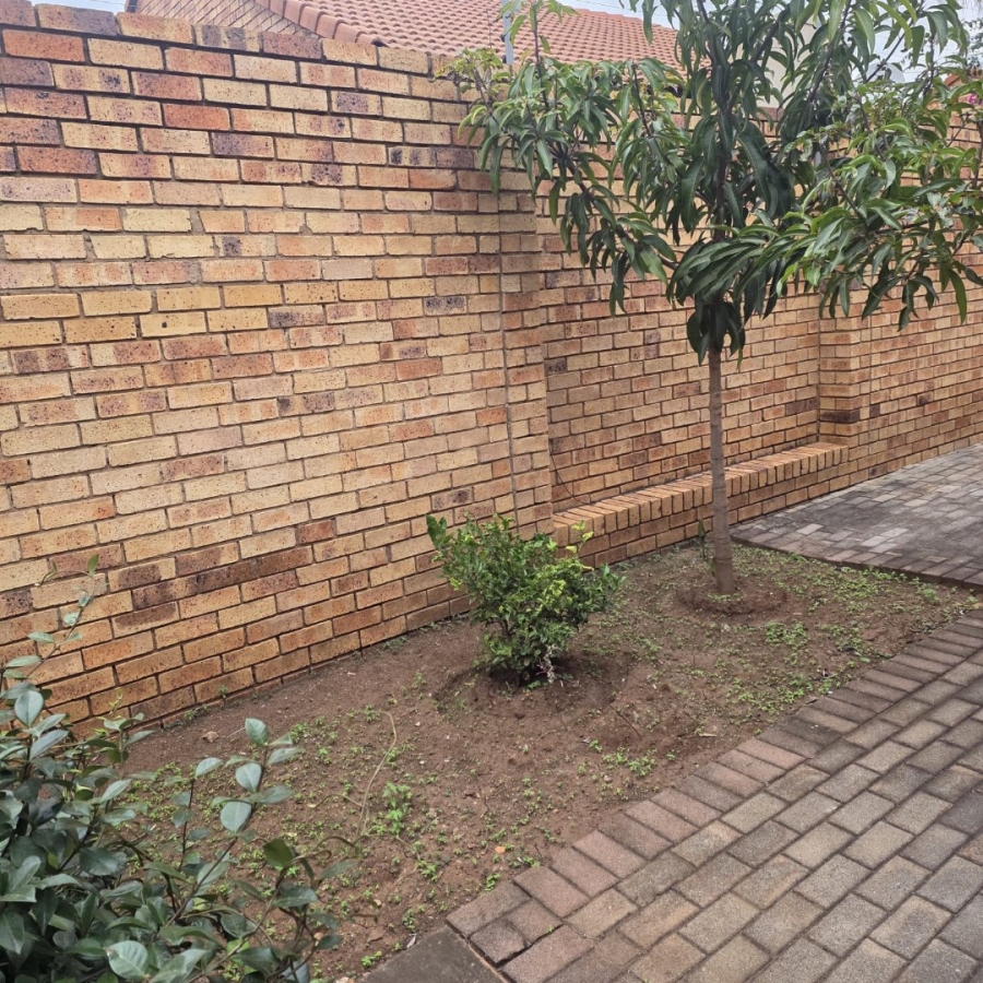 2 Bedroom Property for Sale in Monavoni Gauteng