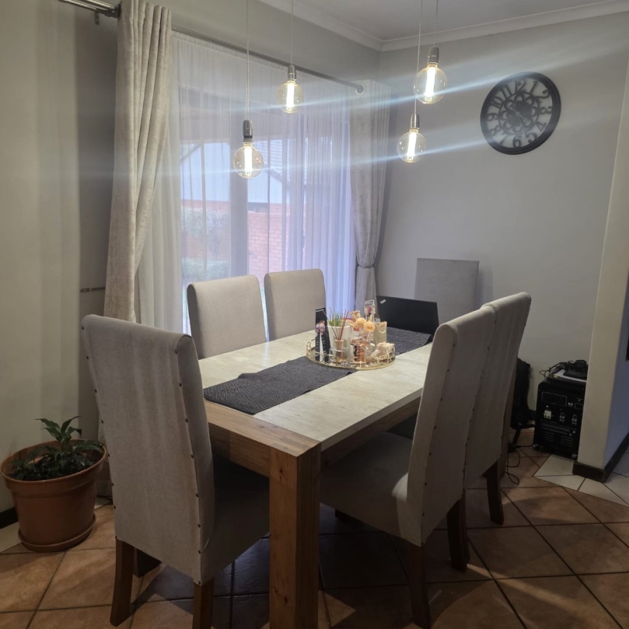 2 Bedroom Property for Sale in Monavoni Gauteng