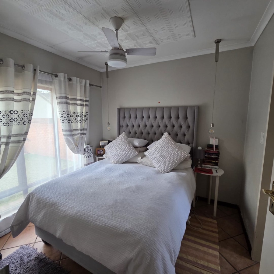 2 Bedroom Property for Sale in Monavoni Gauteng