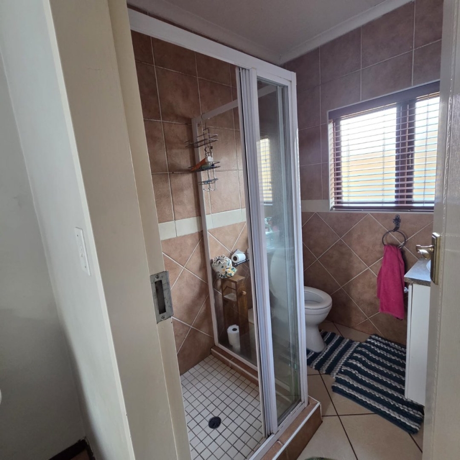 2 Bedroom Property for Sale in Monavoni Gauteng