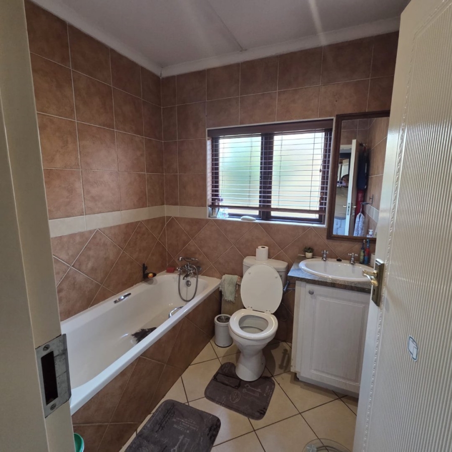 2 Bedroom Property for Sale in Monavoni Gauteng