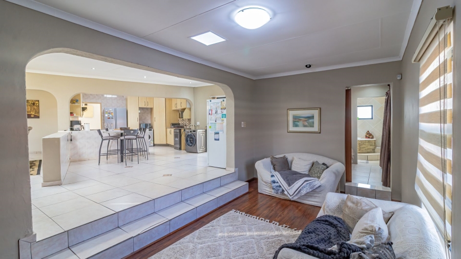 4 Bedroom Property for Sale in Meredale Gauteng