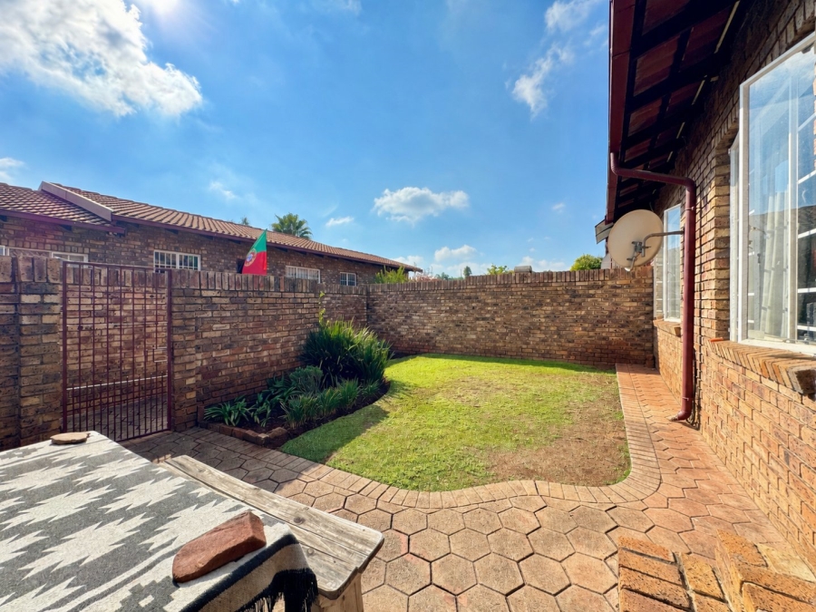 2 Bedroom Property for Sale in Rooihuiskraal North Gauteng