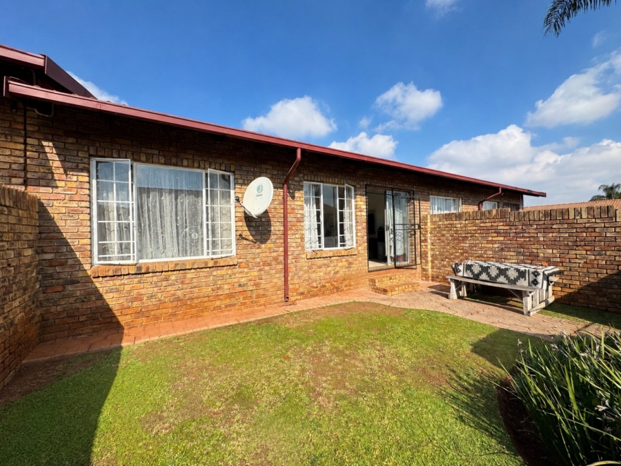2 Bedroom Property for Sale in Rooihuiskraal North Gauteng