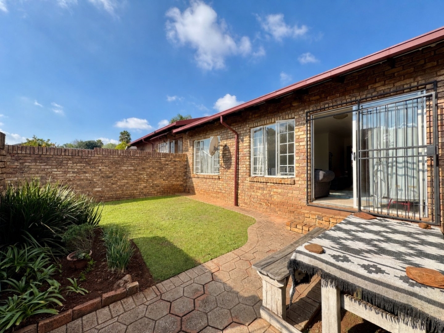 2 Bedroom Property for Sale in Rooihuiskraal North Gauteng