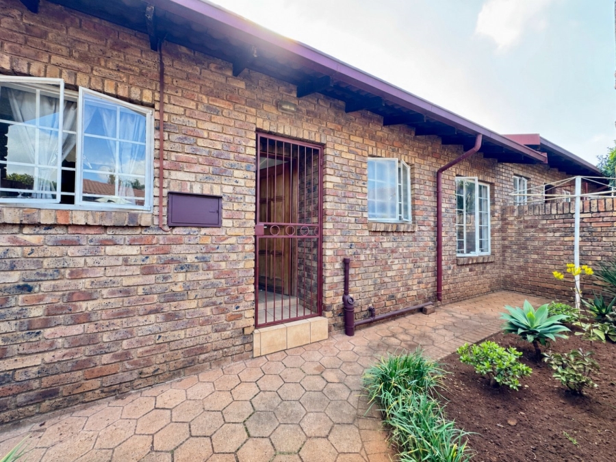 2 Bedroom Property for Sale in Rooihuiskraal North Gauteng