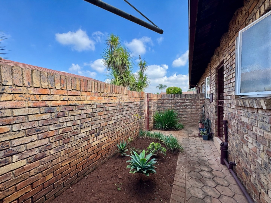 2 Bedroom Property for Sale in Rooihuiskraal North Gauteng