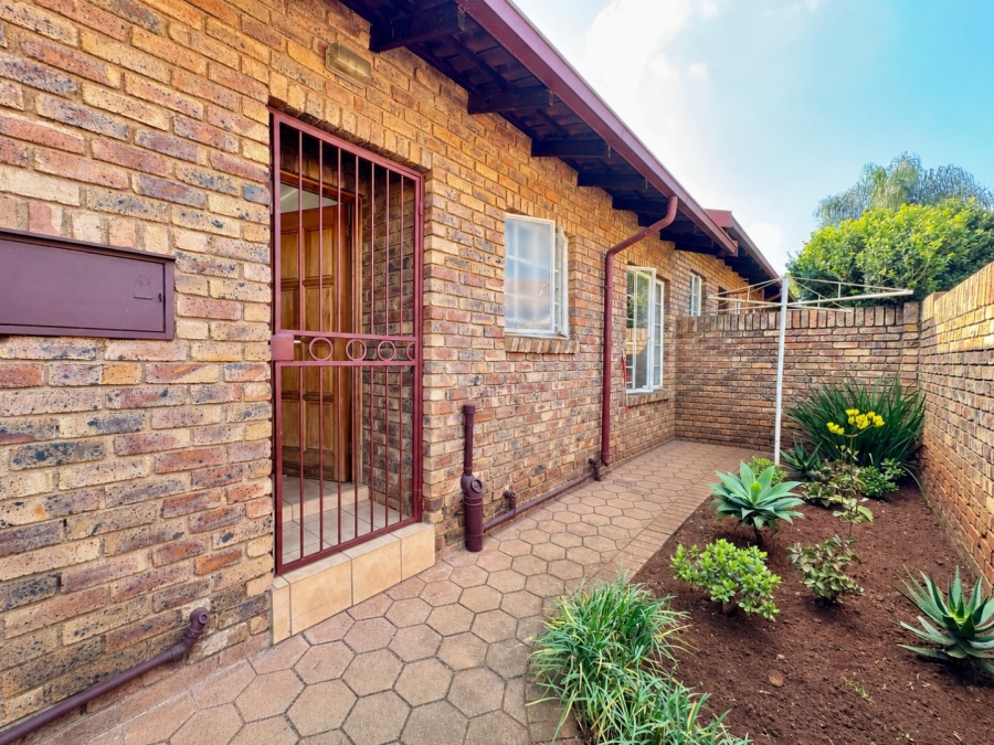 2 Bedroom Property for Sale in Rooihuiskraal North Gauteng