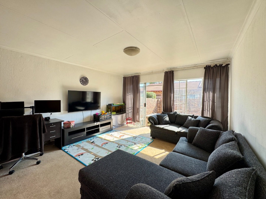 2 Bedroom Property for Sale in Rooihuiskraal North Gauteng