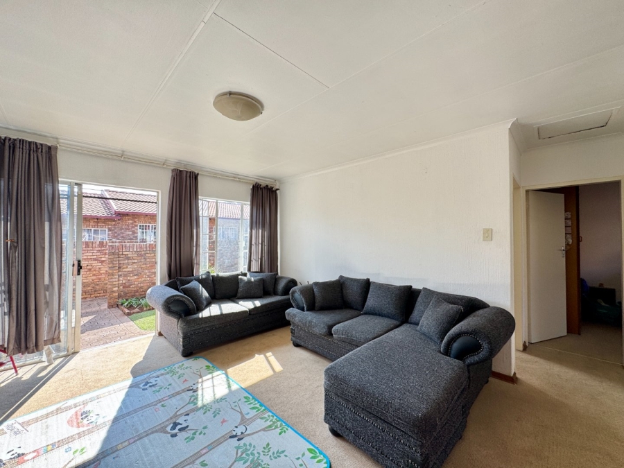 2 Bedroom Property for Sale in Rooihuiskraal North Gauteng