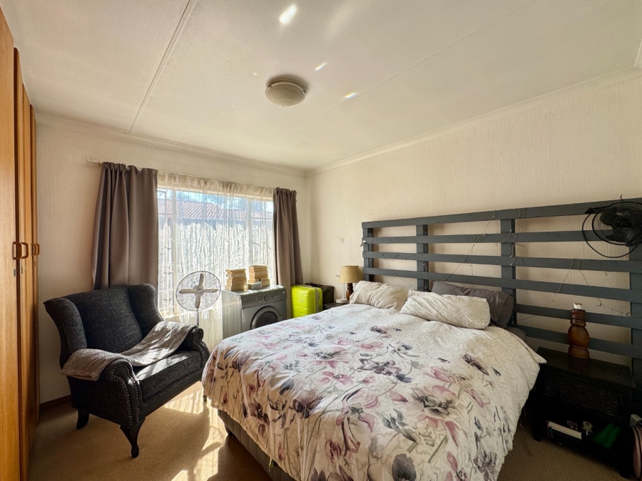 2 Bedroom Property for Sale in Rooihuiskraal North Gauteng